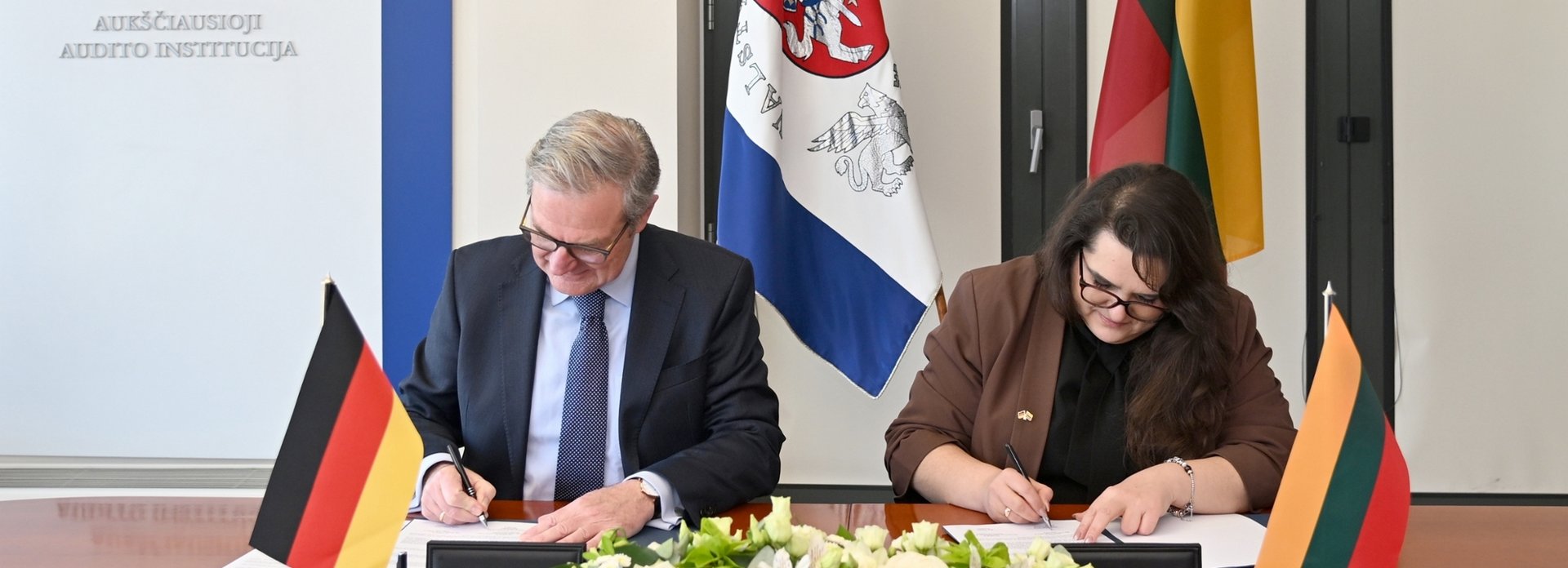 Pr&auml;sident Kay Scheller und seine litauische Amtskollegin Irena Segalovičienė in Vilnius mit der Kooperationsvereinbarung.