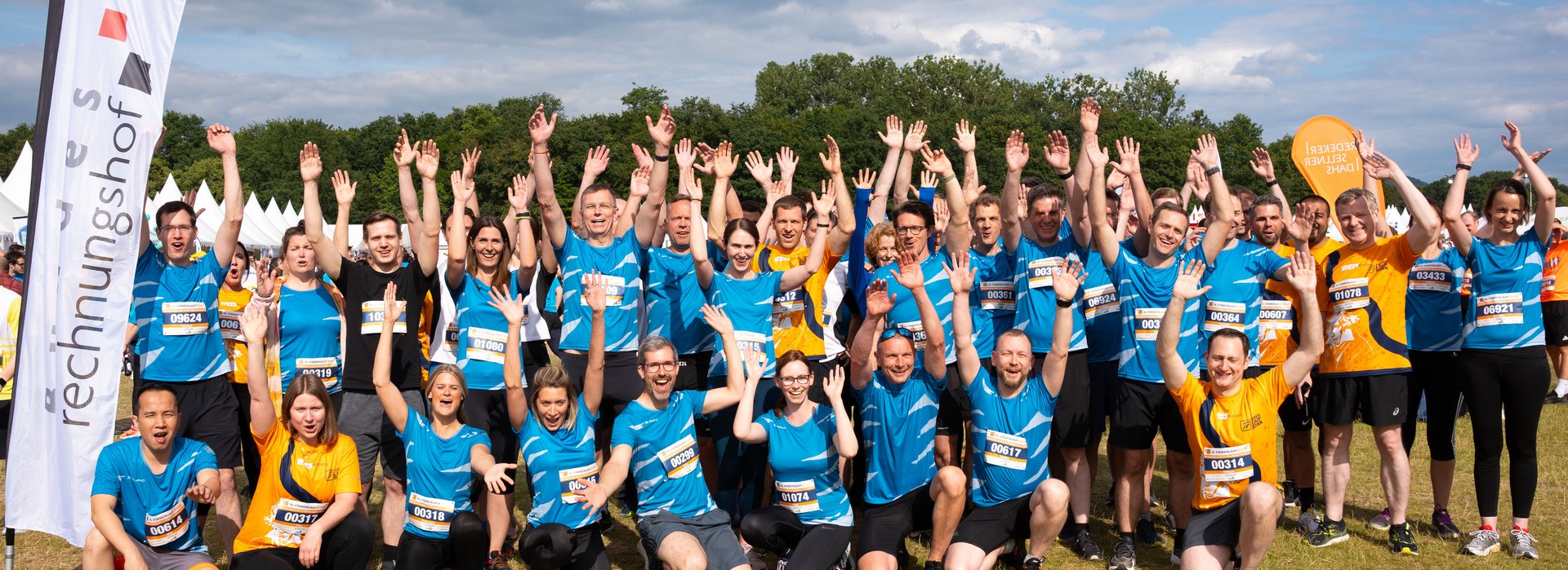Das Gruppenbild zeigt die Mitarbeitenden des Bundesrechnungshofes, die am Bonner Firmenlauf 2024 teilgenommen haben, in ausgelassener Stimmung.