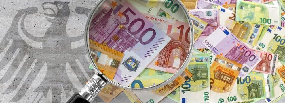 This photomontage symbolizes the budget analyses of the Bundesrechnungshof.