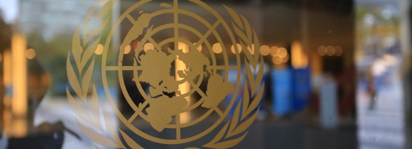 Ein Foto zeigt das Logo der Vereinten Nationen an der Eingangst&uuml;r am Hauptsitz der Vereinten Nationen in New York.
