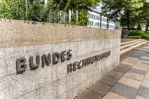 Das Foto zeigt eine graue Steinmauer mit Schriftzug Bundesrechnungshof am Haupteingang des Bundesrechnungshofes in Bonn.
