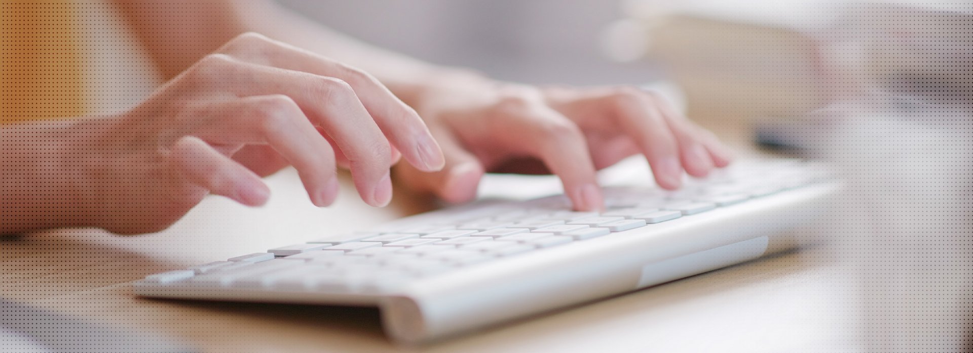 Ein Foto zeigt die H&auml;nder einer Person w&auml;hrend des Schreibens auf einer Computer-Tastatur.