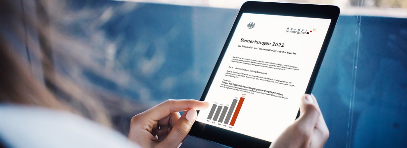 Ein Tablet zeigt einen Ausschnitt aus den Bemerkungen 2022 des Bundesrechnungshofes.