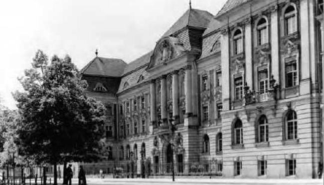 Das Schwarz-Wei&szlig;-Foto zeigt das Geb&auml;ude des ehemaligen Reichsrechnungshofes. Heute ist es Sitz der Au&szlig;enstelle Potsdam des Bundesrechnungshofes.