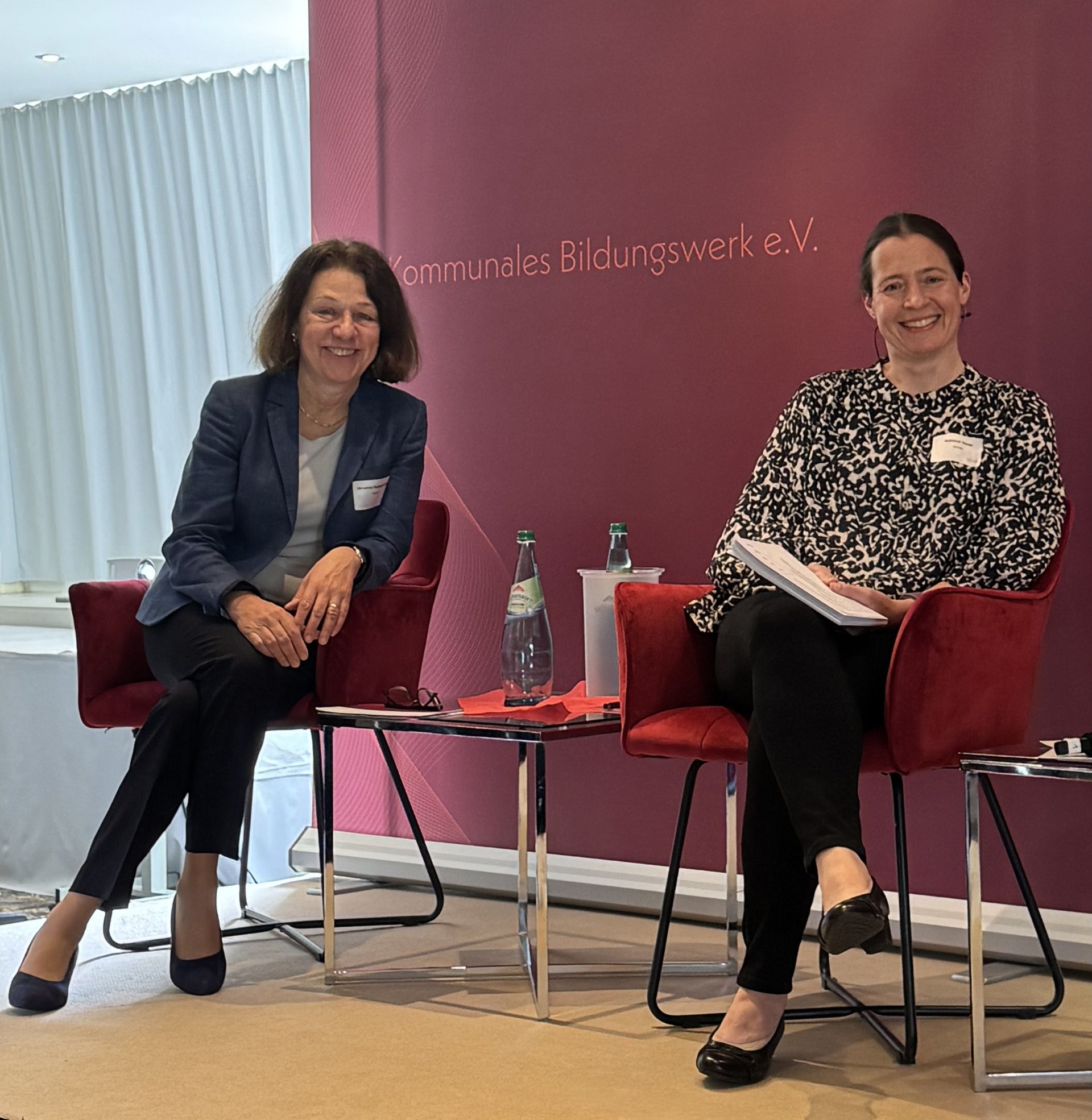 Abteilungsleiterin Christine Rabenschlag und Prüfungsgebietsleiterin Rebecca Thees bei der Sozialrechtstagung / SGB II in Berlin. Abteilungsleiterin Christine Rabenschlag und Prüfungsgebietsleiterin Rebecca Thees bei der Sozialrechtstagung / SGB II in Berlin.