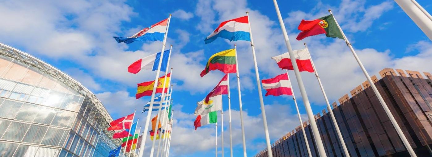 Das Symbolbild zeigt verschiedene L&auml;nderflaggen und weist darauf hin, dass im Oktober 2024 die Spitzen der Obersten Rechnungskontrollbeh&ouml;rden der EU zum &bdquo;Kontaktausschuss&ldquo; in Zypern zusammenkamen.