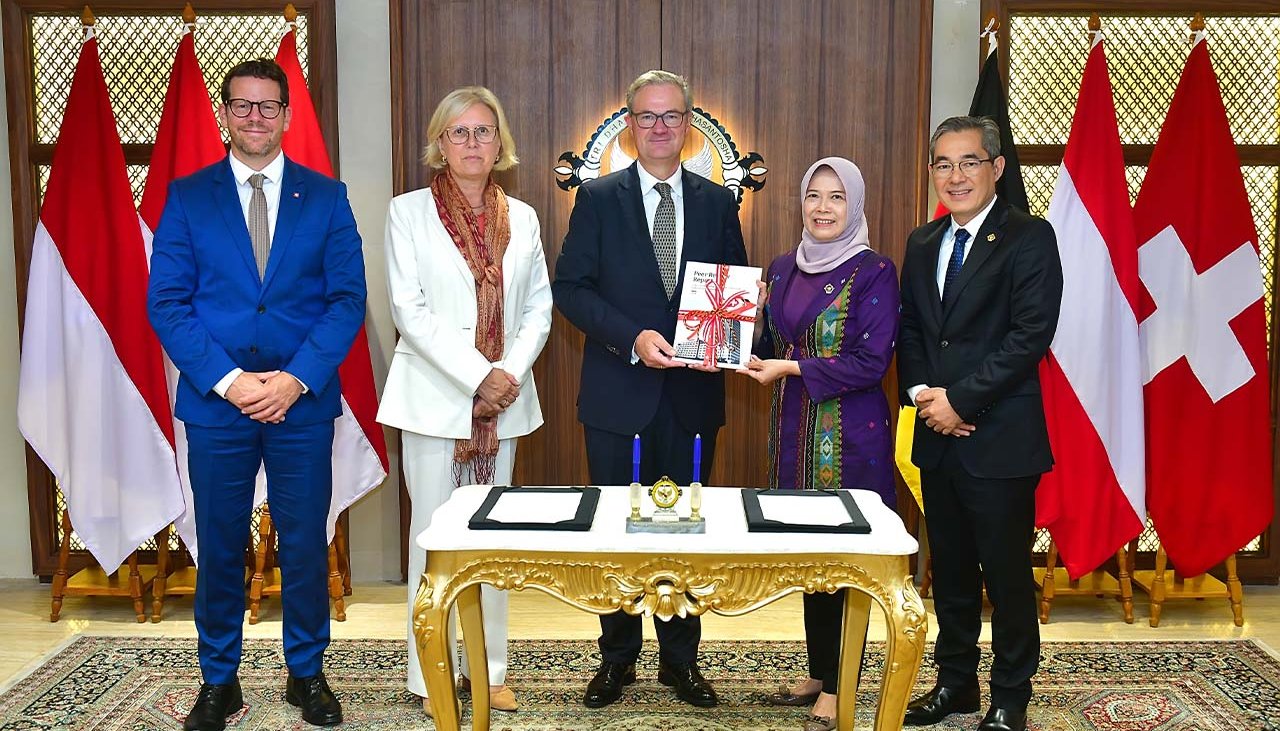 Übergabe des Peer Review Berichts an den Indonesischen Rechnungshof Die Präsidentinnen und Präsidenten der Rechnungshöfe Indonesiens, Österreichs, der Schweiz sowie Deutschlands bei der Übergabe des abschließenden Peer Review-Berichts.