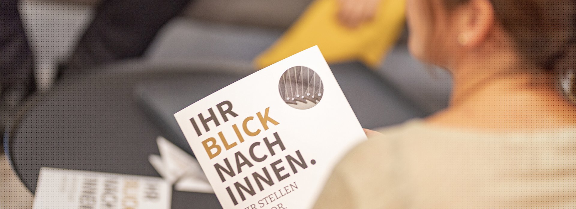 Eine Frau h&auml;lt den Imageflyer des Bundesrechnungshofes "Ihr Blick nach innen" in der Hand.