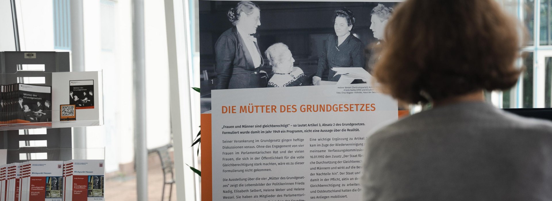 Auf dem Bild ist ein Aufsteller aus der Ausstellung "M&uuml;tter des Grundgesetzes" in der Kantine des Bundesrechnungshofes zu sehen.