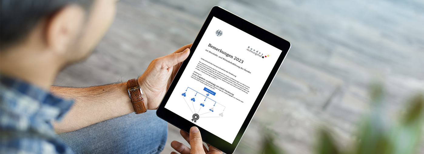 Ein Tablet zeigt einen Ausschnitt aus den Bemerkungen 2023 des Bundesrechnungshofes.