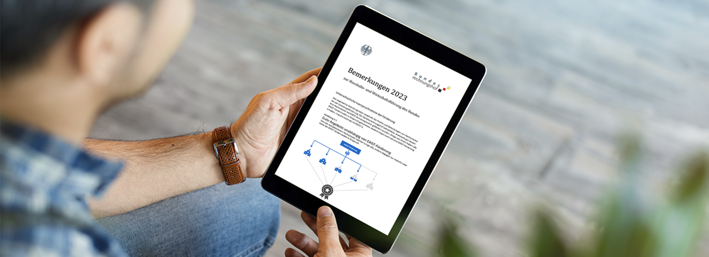 Ein Tablet zeigt einen Ausschnitt aus den Bemerkungen 2023 des Bundesrechnungshofes.