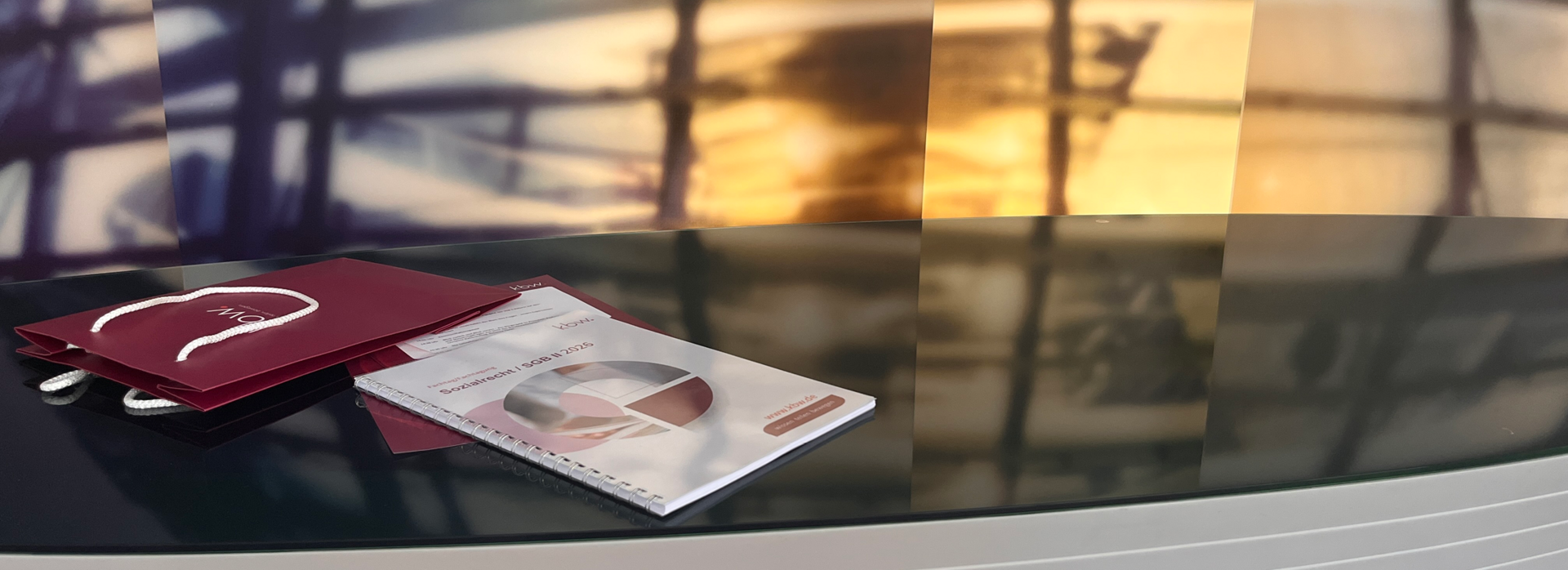 Das Bild zeigt einen Tisch mit Materialien zur Veranstaltung.