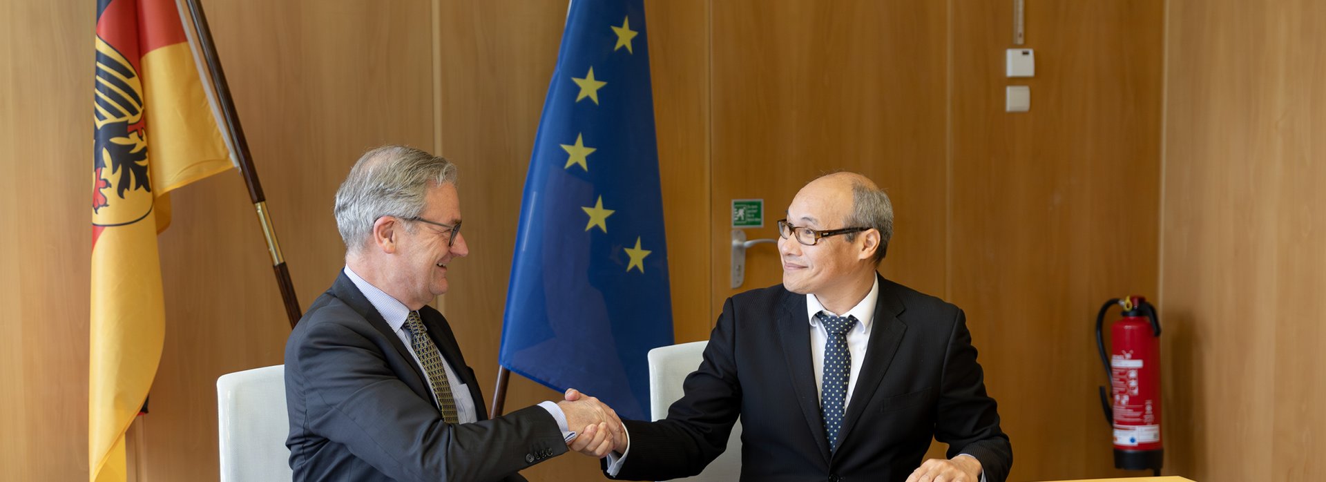 Das Bild zeigt Präsident des Bundesrechnungshofes, Kay Scheller, und den Vorsitzenden des IBAN, Sébastien Lepers.
