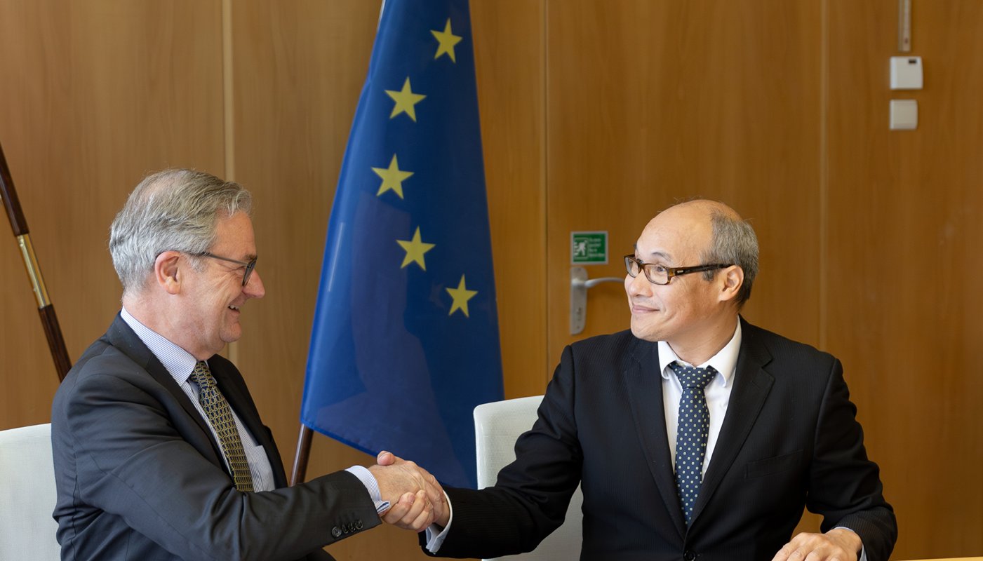 Das Bild zeigt Präsident des Bundesrechnungshofes, Kay Scheller, und den Vorsitzenden des IBAN, Sébastien Lepers.