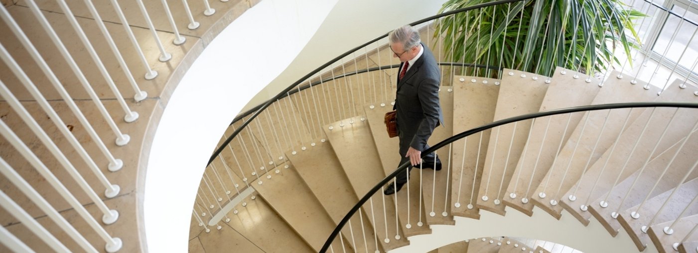 Pr&auml;sident Kay Scheller geht durch das Treppenhaus des Bundesrechnungshofes.