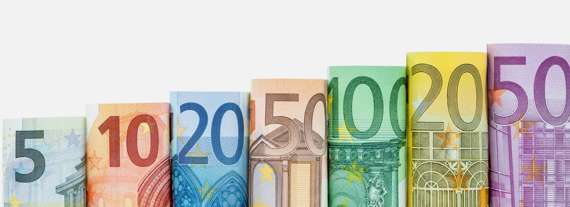Das Bild zeigt in aufsteigender Reihenfolge gerollte Euroscheine von f&uuml;nf bis 500 Euro.