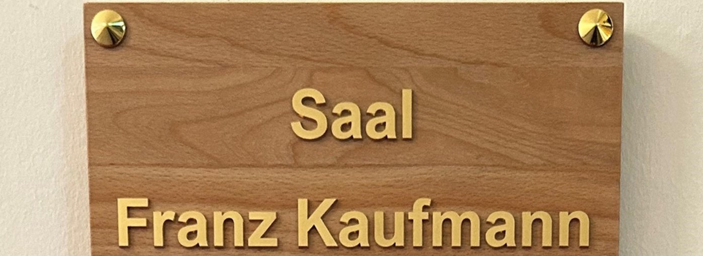 Der ehemalige Raum 371 am Potsdamer Standort des Bundesrechnungshofes erh&auml;lt ein neues T&uuml;rschild mit der Aufschrift "Saal Franz Kaufmann".