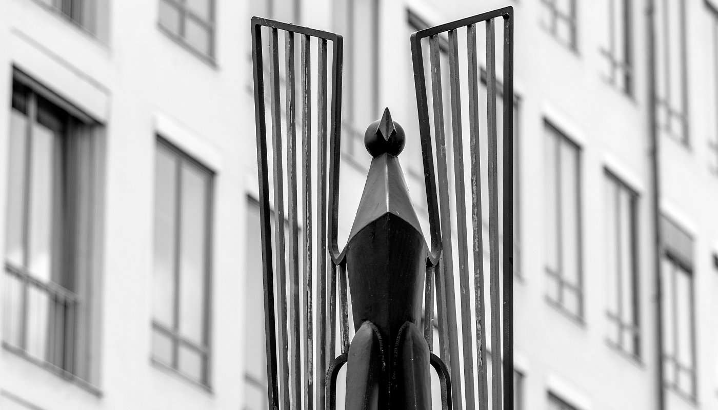 Der stilisierte Metalladler vor dem Gebäude des Bundesrechnungshofes.