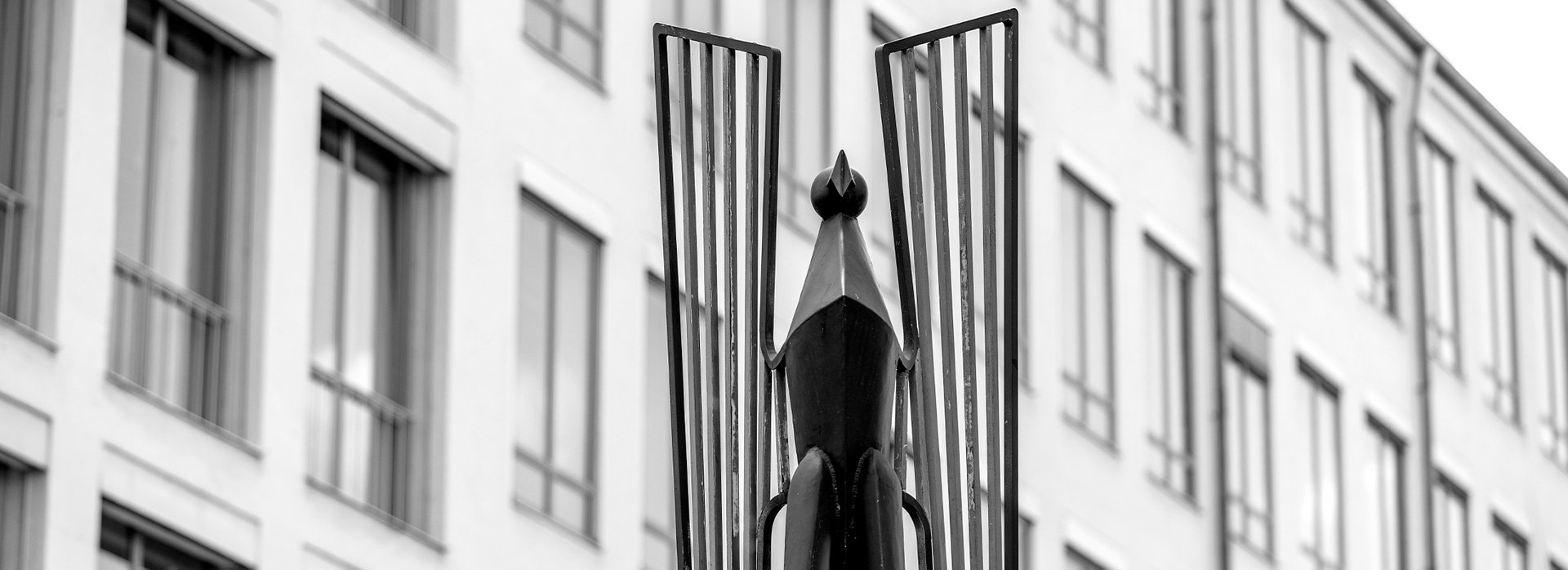 Der stilisierte Metalladler vor dem Gebäude des Bundesrechnungshofes.