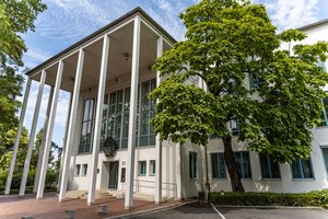 Das Foto zeigt Haupteingang des Bundesrechnungshofes in Bonn, Adenauerallee 81.