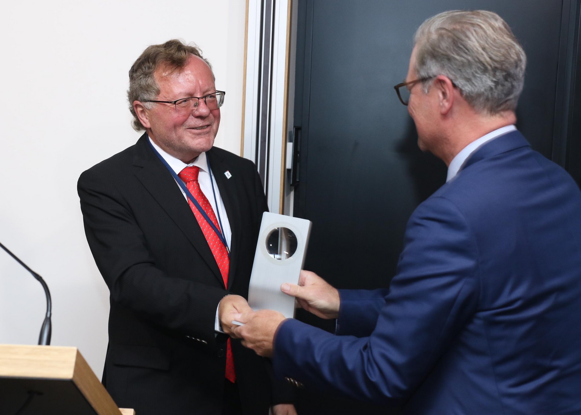 Präsident Kay Scheller erhält den Preis für seine außergewöhnlichen Leistungen für die externe Finanzkontrolle.