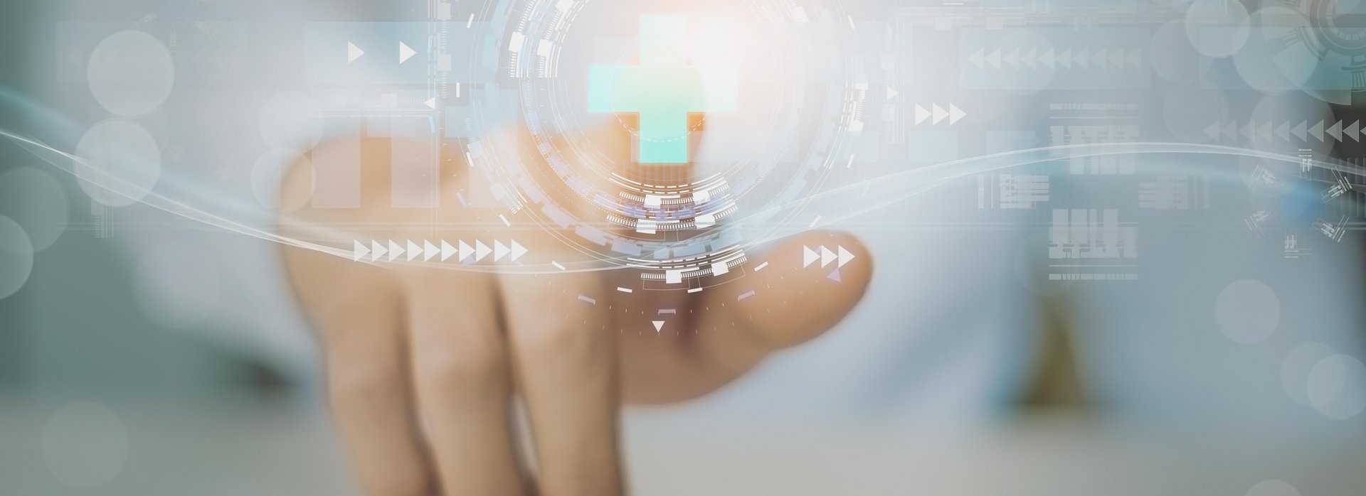 Ein medizinisches Kreuz in der Mitte eines transparenten Bildschirms wird mit dem Zeigefinger einer Person von hinten berührt.