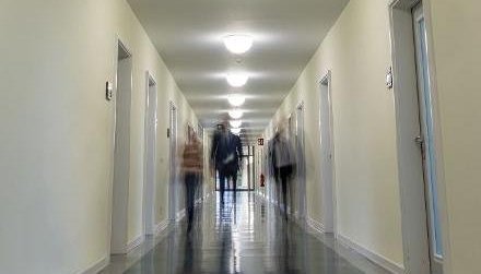 Besch&auml;ftigte des Bundesrechnungshofes gehen einen Flur entlang.