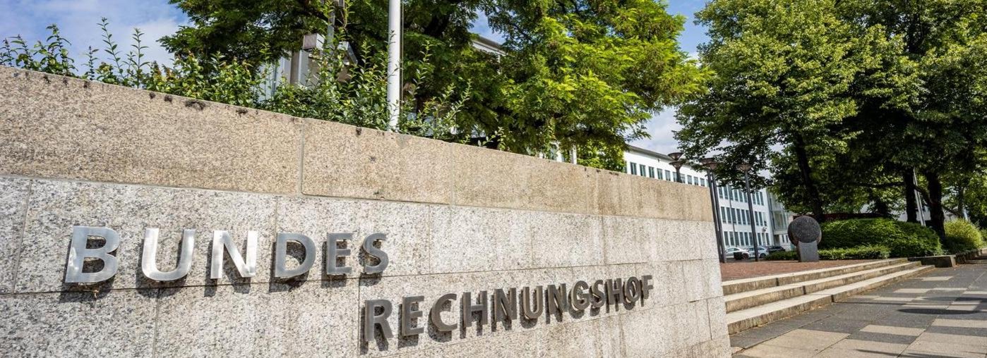 Lettering "Bundesrechnungshof" at a wall in front of the main entrance of the Bundesrechnungshof in Bonn.