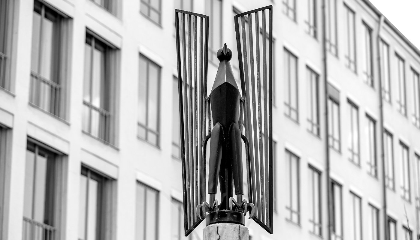 Der stilisierte Metalladler vor dem Geb&auml;ude des Bundesrechnungshofes.