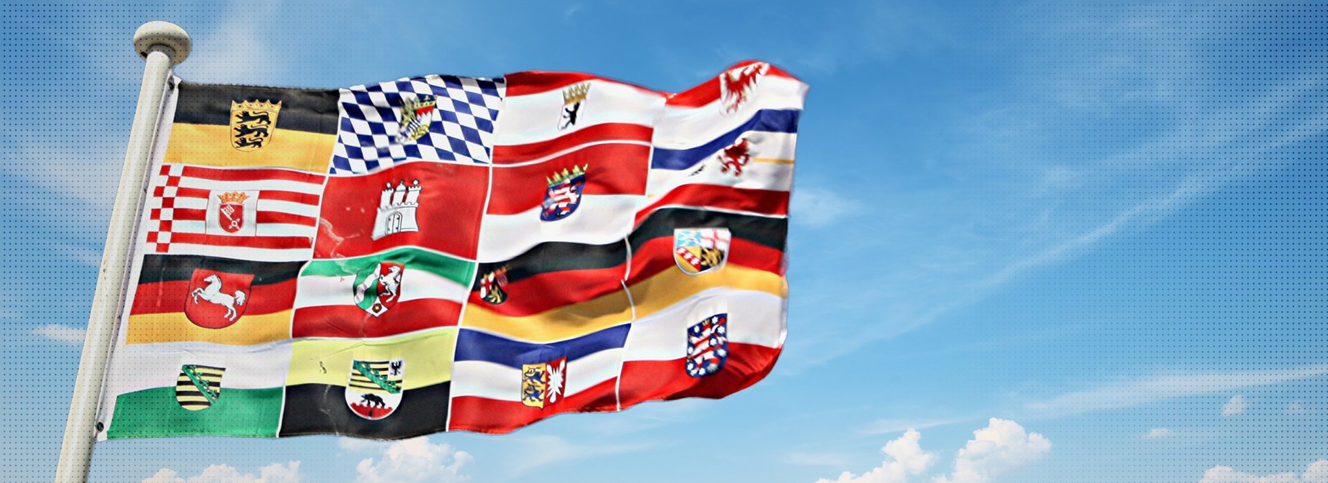 Das Foto zeigt eine Flagge mit den Landeswappen der Bundesl&auml;nder.