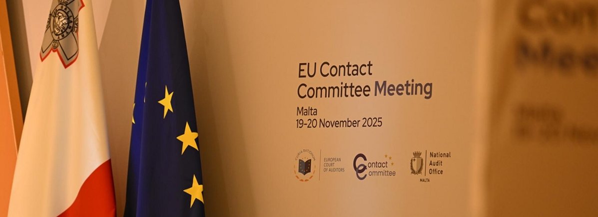 Ein Schild, auf dem "EU-Contact Committee Meeting" steht. Daneben ist die europäische und maltesische Fahne zu sehen.