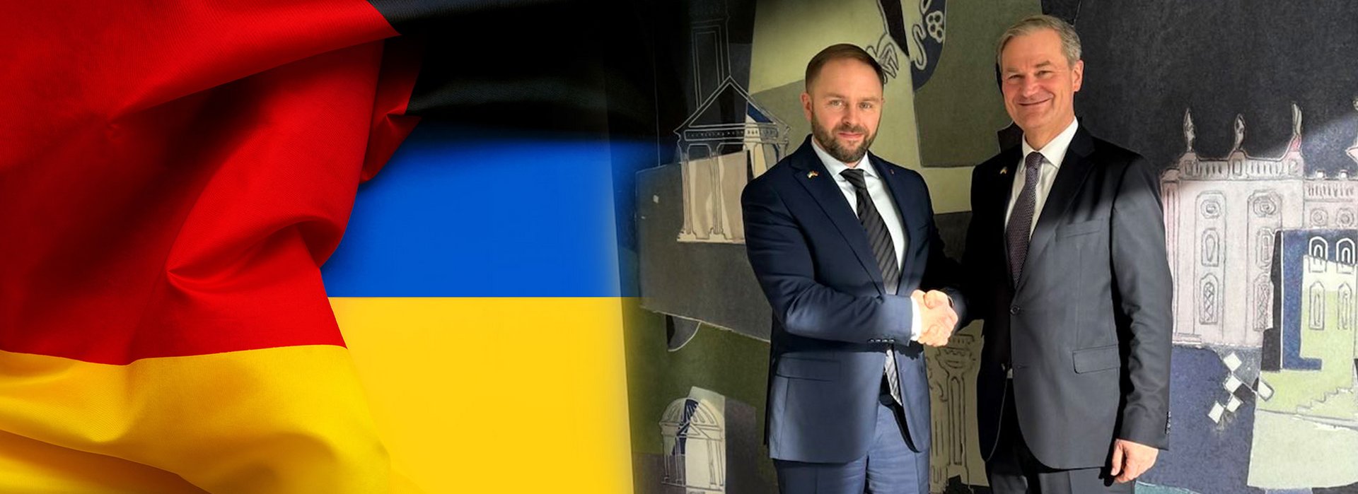 Eine Fotomontage aus der deutschen und der ukrainischen Flagge. Im rechten Bildteil geben sich der Vertreter des ukrainischen Rechnungshofes, Andrii Maisner und der Präsident des Bundesrechnungshofes, Kay Scheller, die Hände.