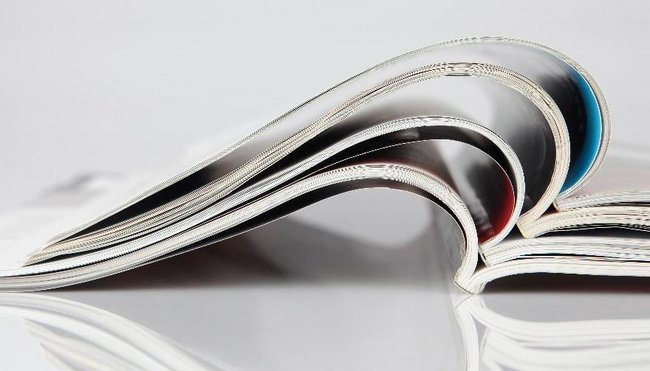 Veröffentlichungen des Bundesbeauftragten für Wirtschaftlichkeit in der Verwaltung Aufgeschlagene Zeitschriften, die auf einem Tisch liegen.
