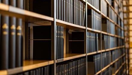Ein Regal mit Schriftb&auml;nden im Kontinentesaal des Bundesrechnungshofes in Bonn.