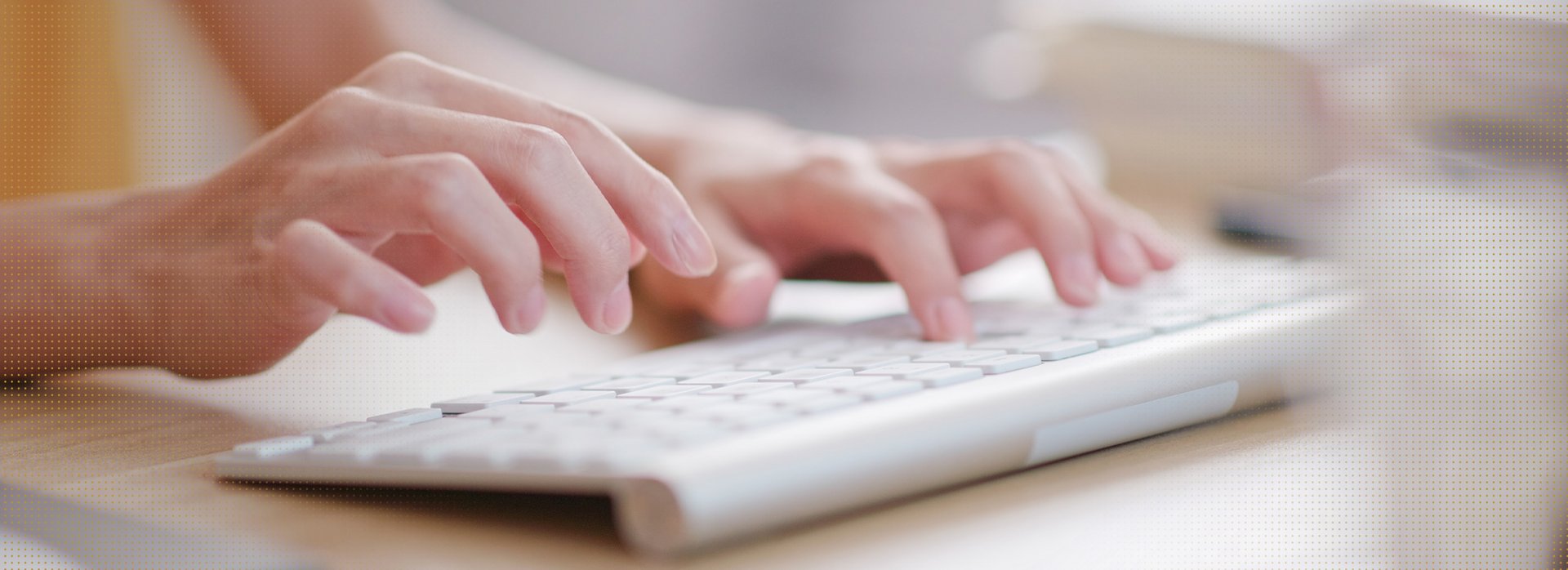 Ein Foto zeigt die H&auml;nder einer Person w&auml;hrend des Schreibens auf einer Computer-Tastatur.