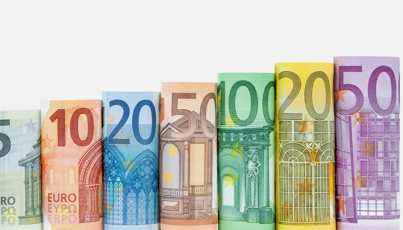 Das Bild zeigt in aufsteigender Reihenfolge gerolllte Euroscheine von f&uuml;nf bis 500 Euro.