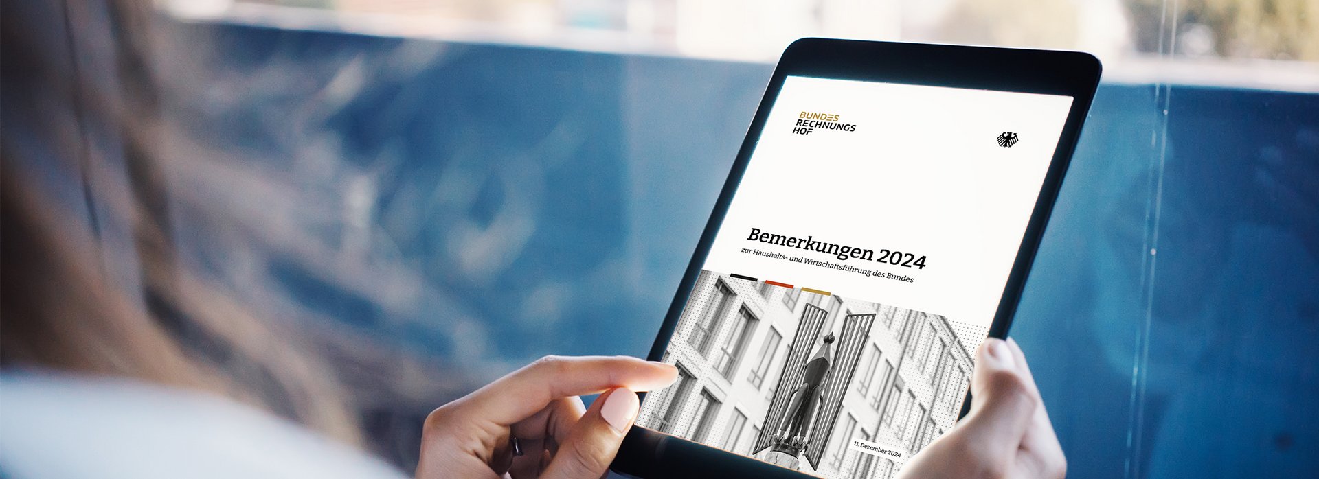 Ein Tablet zeigt einen Ausschnitt aus den Bemerkungen 2024 des Bundesrechnungshofes.