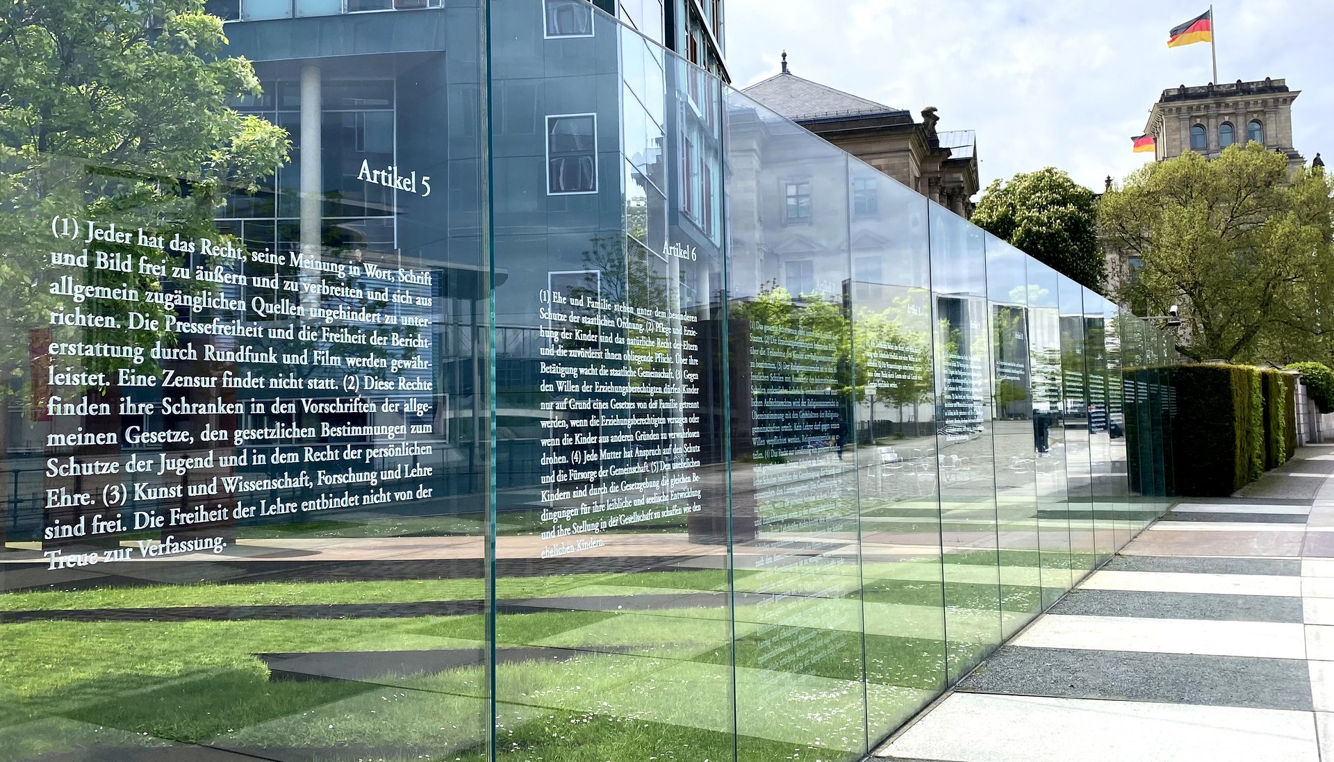 Abgebildet ist das Kunstwerk &bdquo;Grundgesetz 49&ldquo; am Jakob-Kaiser-Haus in Berlin von Dani Karavan.