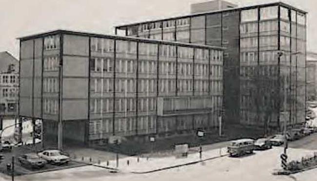 Das Schwarz-Wei&szlig;-Foto zeigt das ehemalige Dienstgeb&auml;ude des Bundesrechnungshofes in Frankfurt am Main. 