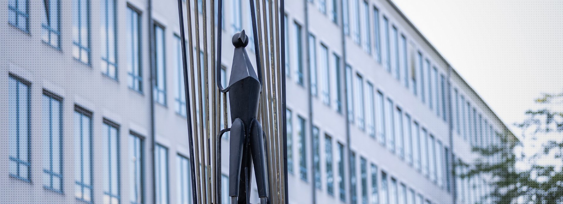 Ein Foto zeigt eine Skulptur des Bundesadlers auf der Liegenschaft des Bundesrechnungshofes in Bonn.