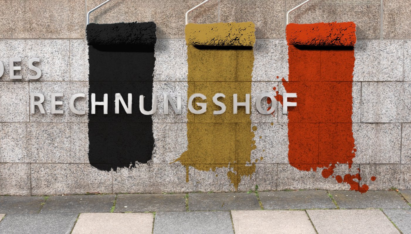 Eine Mauer mit dem Schriftzug Bundesrechnungshof, auf der mit einer schwarzern, einer goldenen und einer roten Farbrolle Farbe aufgetragen wird.