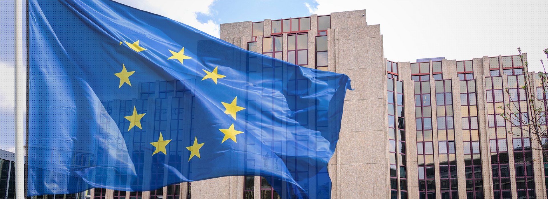 Das Foto zeigt die Flagge der Europ&auml;ischen Union vor dem Europ&auml;ischen Rechnungshof.