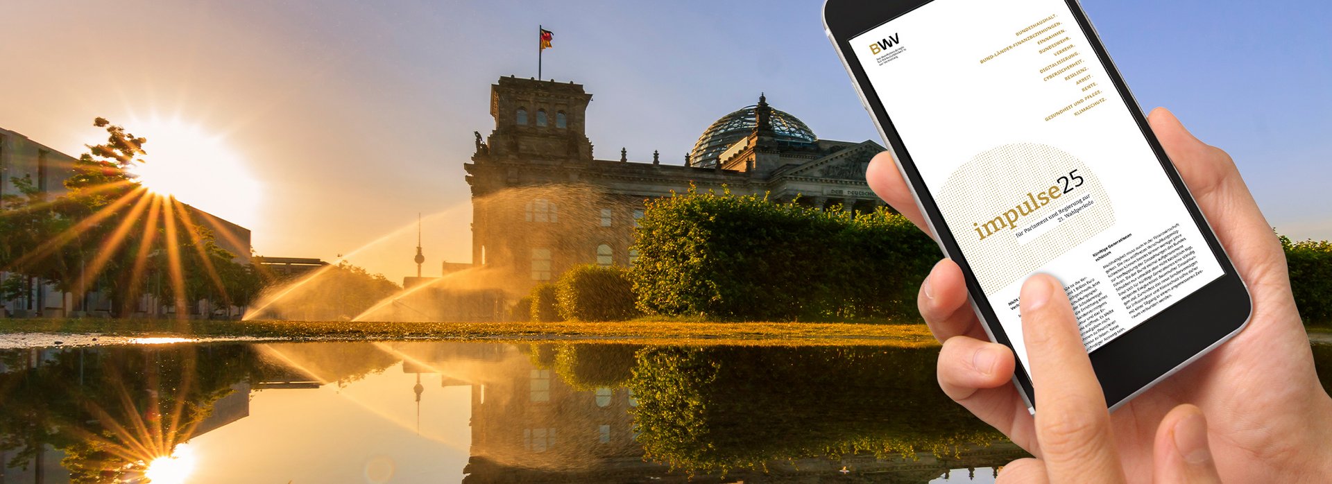 Im Hintergrund Ansicht des Reichtagsgeb&auml;udes in Berlin. Im Vordergrund Smartphone, auf dem Bildschirm ist das Deckblatt der Impulse25 zu sehen.