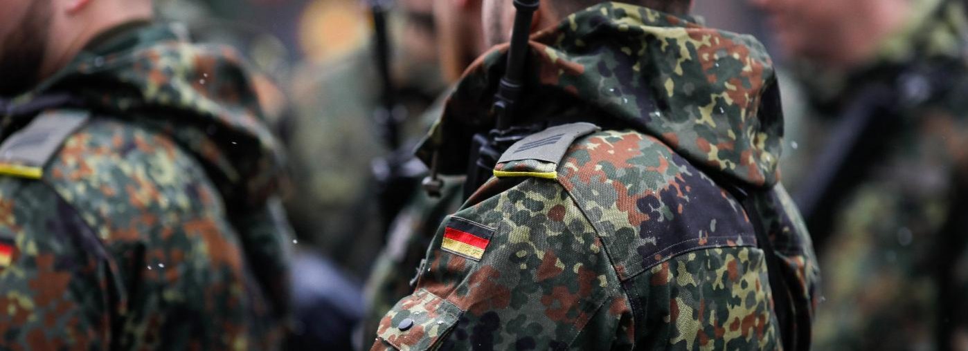 Ein Foto zeigt eine Gruppe von Soldaten in Uniform.