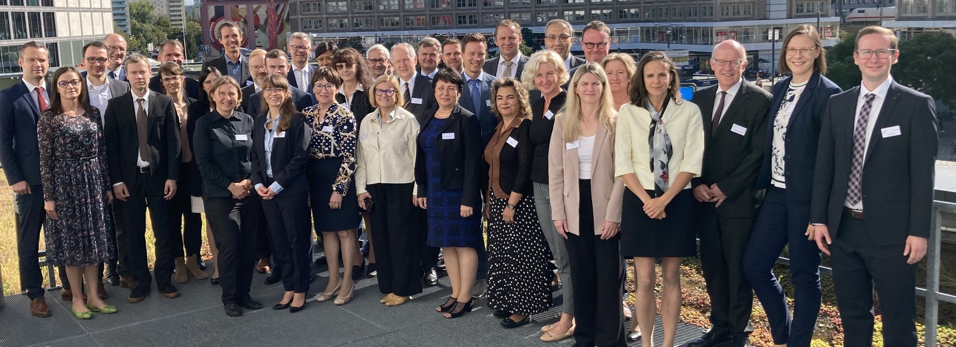 Das Gruppenbild der rund 40 Vertreter von 17 Rechnungsh&ouml;fen der EU-Mitgliedsstaaten und des Europ&auml;ischen Rechnungshofes, die am Netzwerktreffen teilgenommen haben.