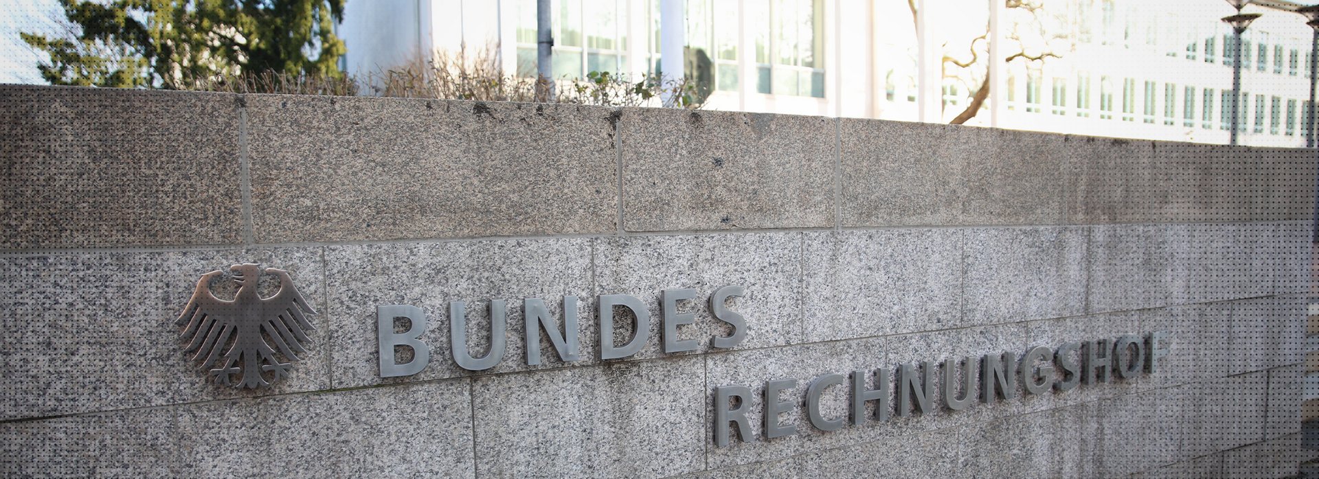 Das Foto zeigt eine Mauer mit dem Schriftzug "Bundesrechnungshof" am Haupteingang des Bundesrechnungshofes in Bonn.