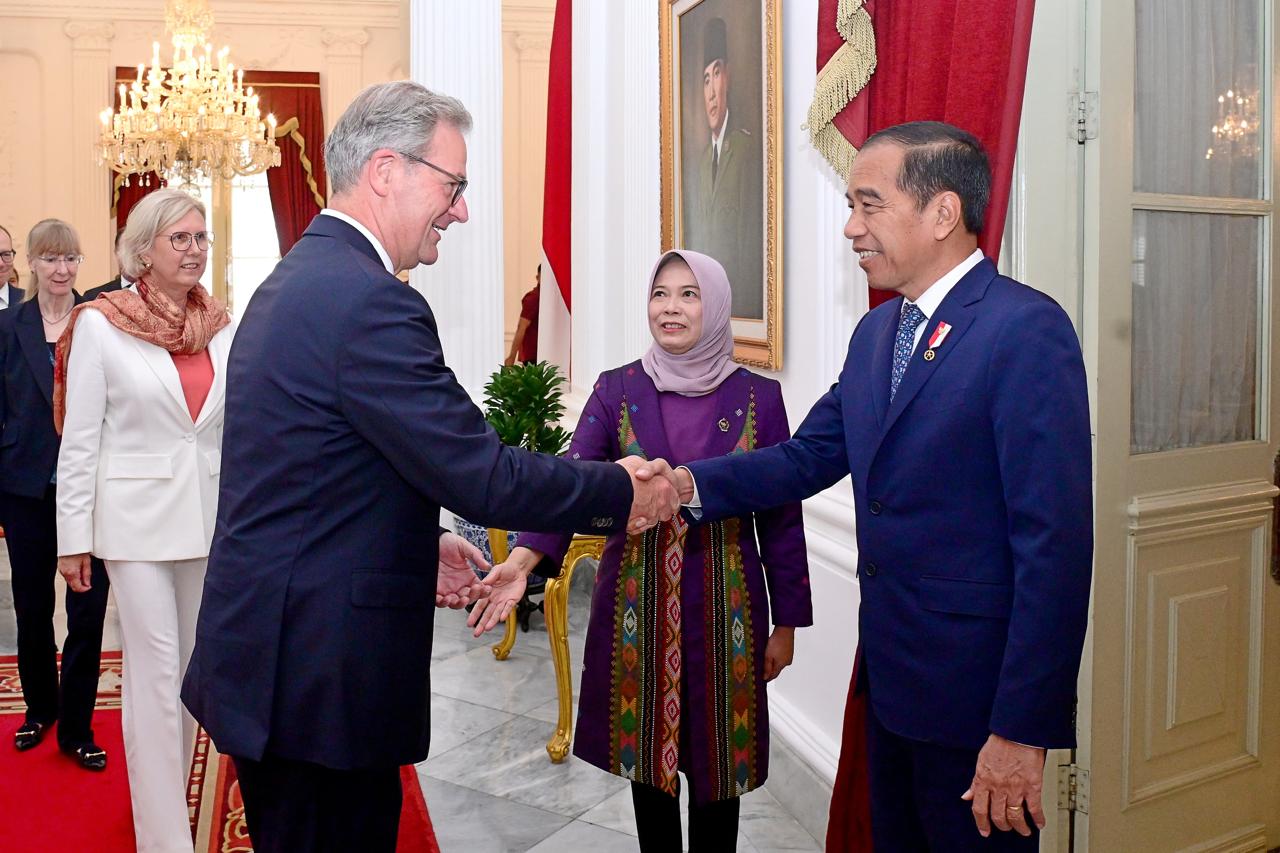 WFP-Rom-2024-b Kay Scheller, Präsident des Bundesrechnungshofes, Joko Widodo, Präsident Indonesiens und Dr. Isma Yatun, Präsidentin des Indonesischen Rechnungshofes.