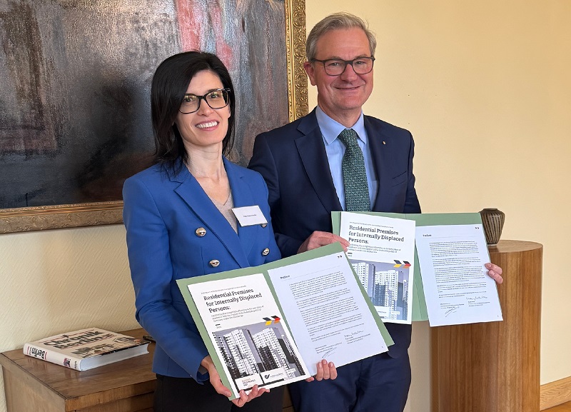 Die Pr&auml;sidentin des ukrainischen Rechnungshofes, Olha Pishchanska, und der Pr&auml;sident des Bundesrechnungshofes, Kay Scheller, pr&auml;sentieren den gemeinsamen Bericht.