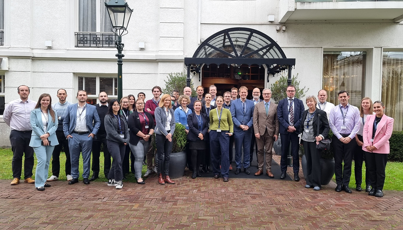 Das Gruppenbild zeigt Vertreterinnen und Vertreter der Rechnungshöfe aus Deutschland, Finnland, den Niederlanden, Norwegen, Großbritannien und Brasilien bei einem Datenanalysetreffen in Den Haag.