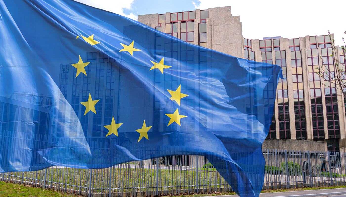 Das Foto zeigt die Flagge der Europ&auml;ischen Union vor dem Europ&auml;ischen Rechnungshof.
